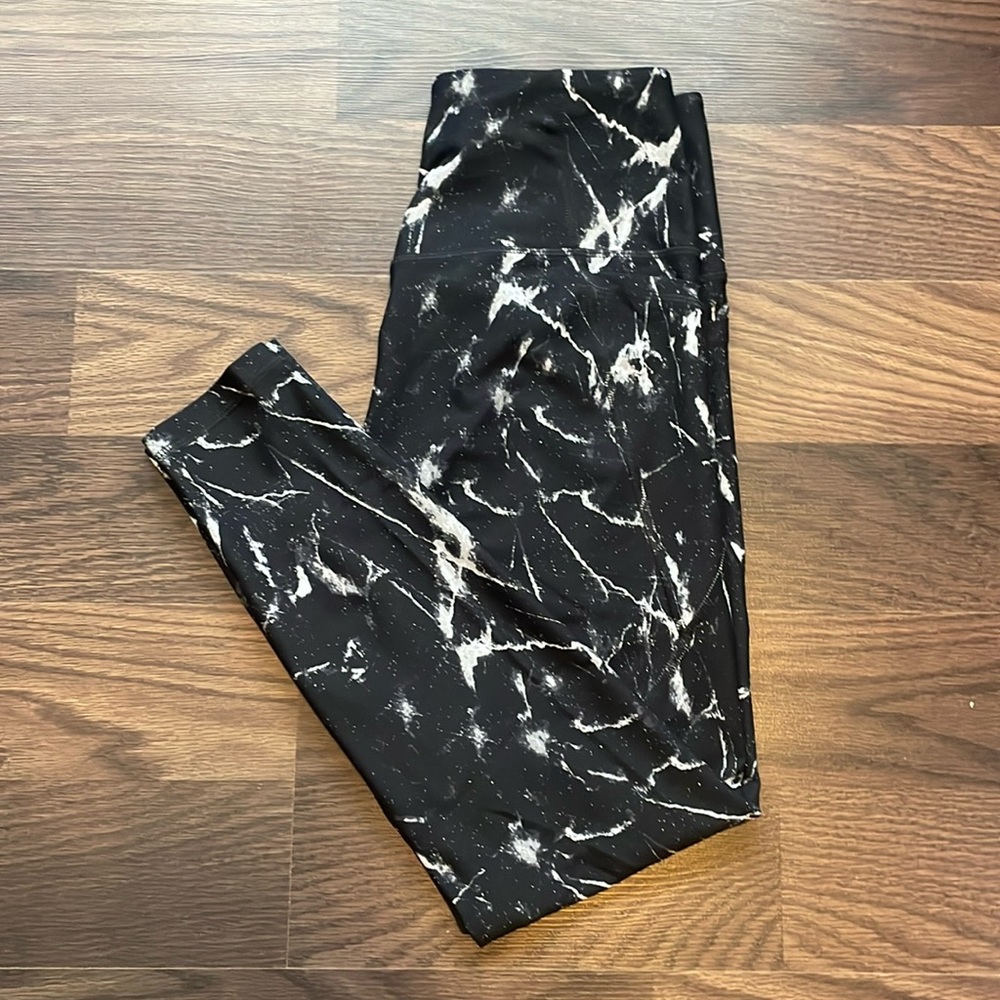 Old Navy black and white leggings, size medium.